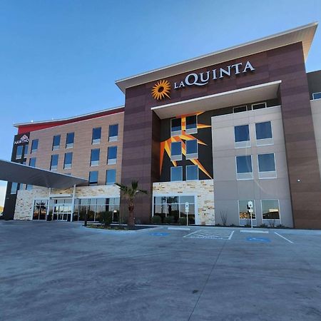 La Quinta Inn & Suites By Wyndham Del Rio Exterior photo