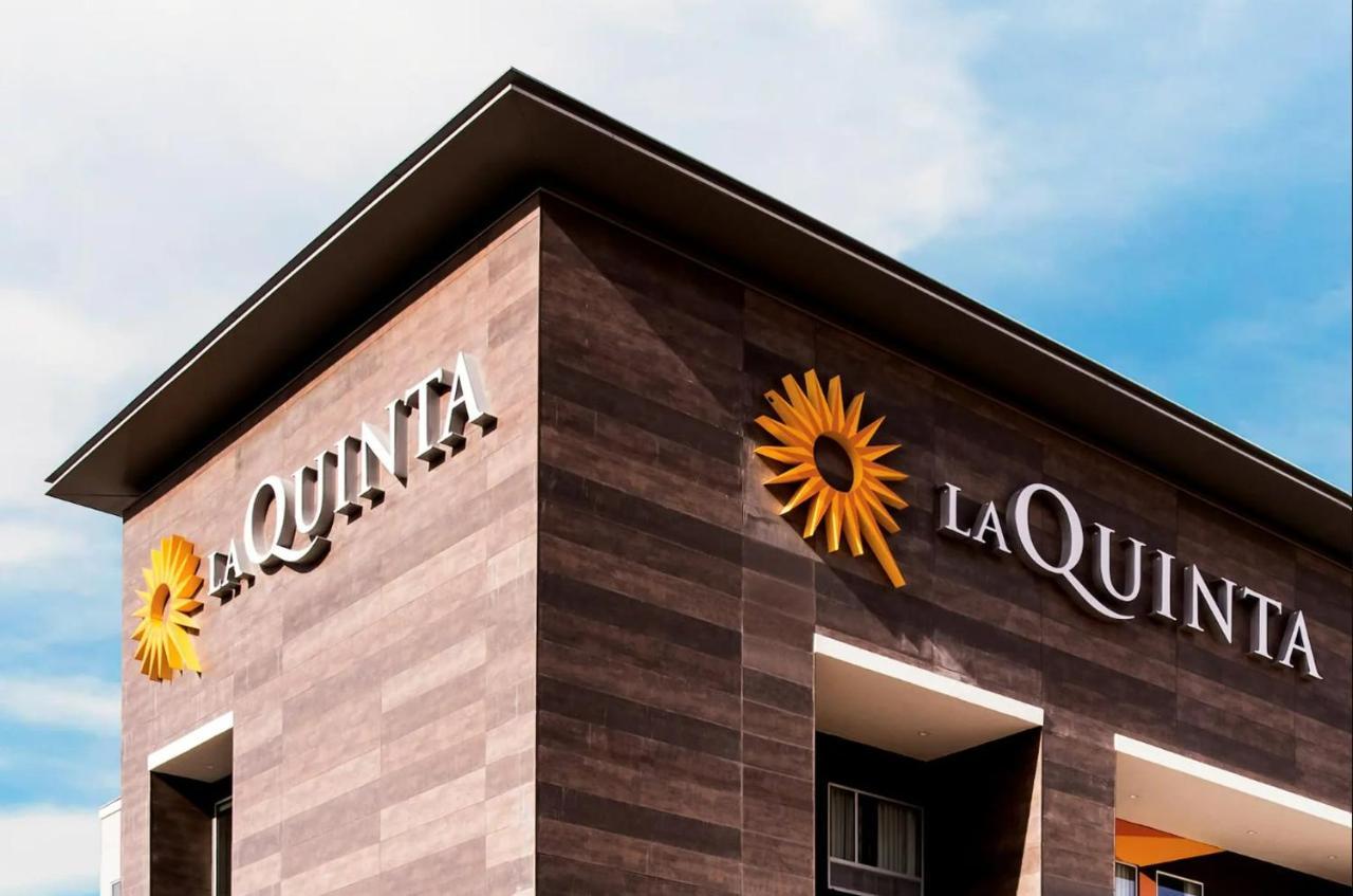 La Quinta Inn & Suites By Wyndham Del Rio Exterior photo
