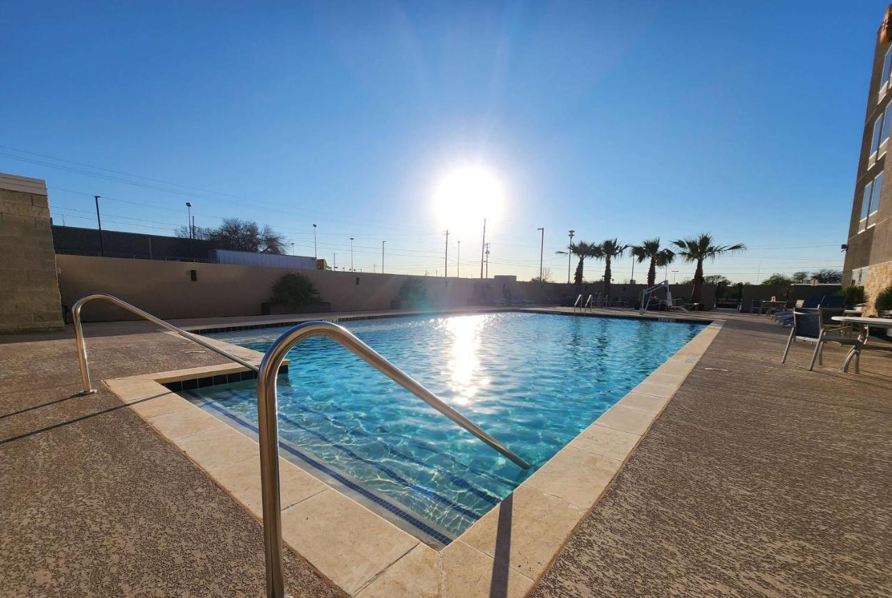 La Quinta Inn & Suites By Wyndham Del Rio Exterior photo