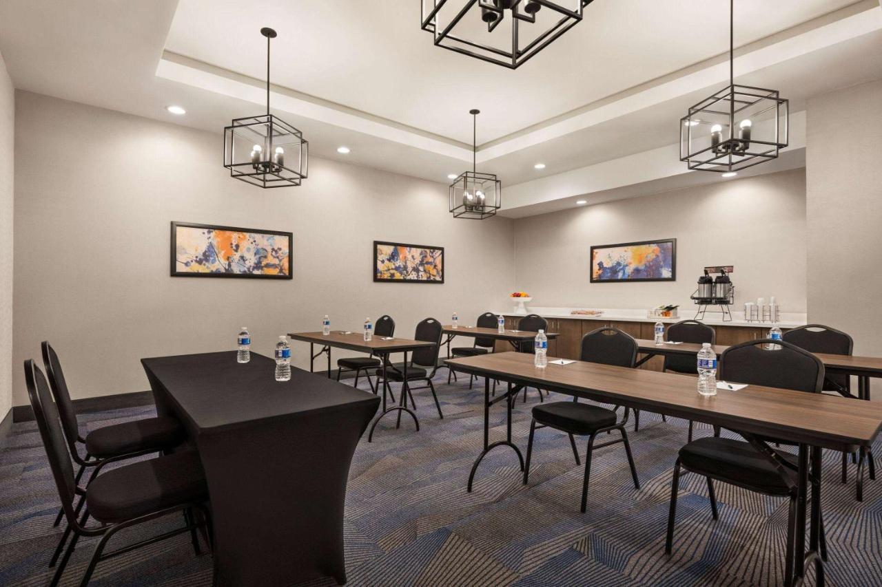 La Quinta Inn & Suites By Wyndham Del Rio Exterior photo