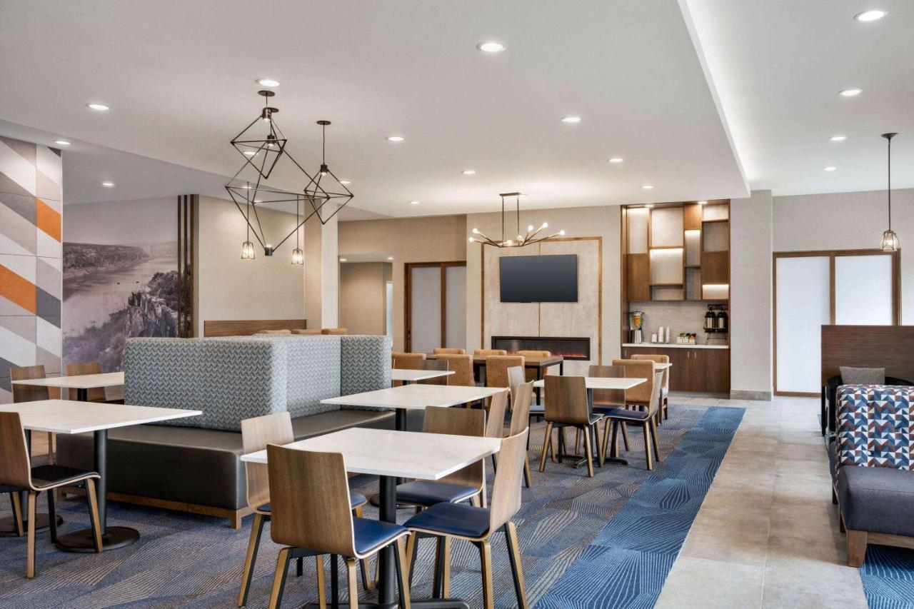 La Quinta Inn & Suites By Wyndham Del Rio Exterior photo