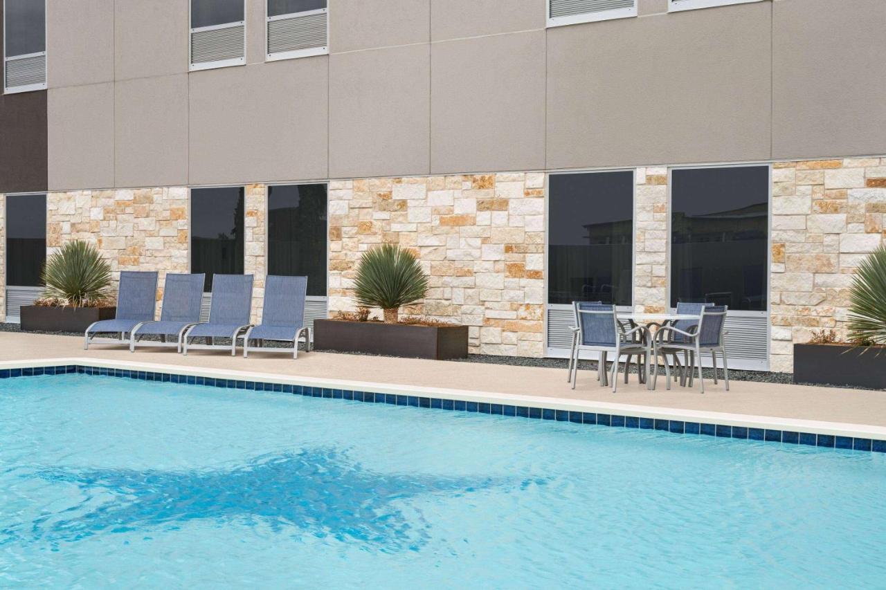 La Quinta Inn & Suites By Wyndham Del Rio Exterior photo