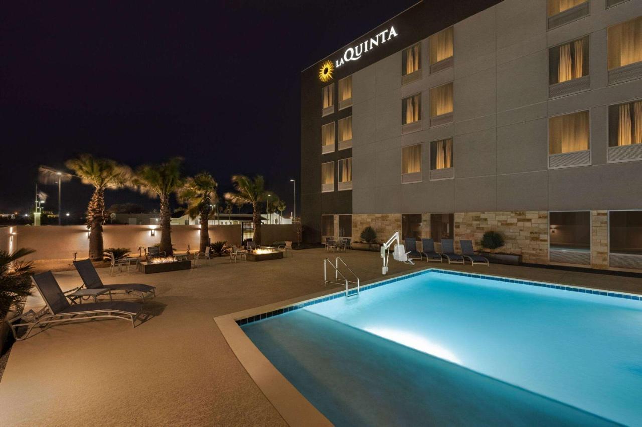 La Quinta Inn & Suites By Wyndham Del Rio Exterior photo
