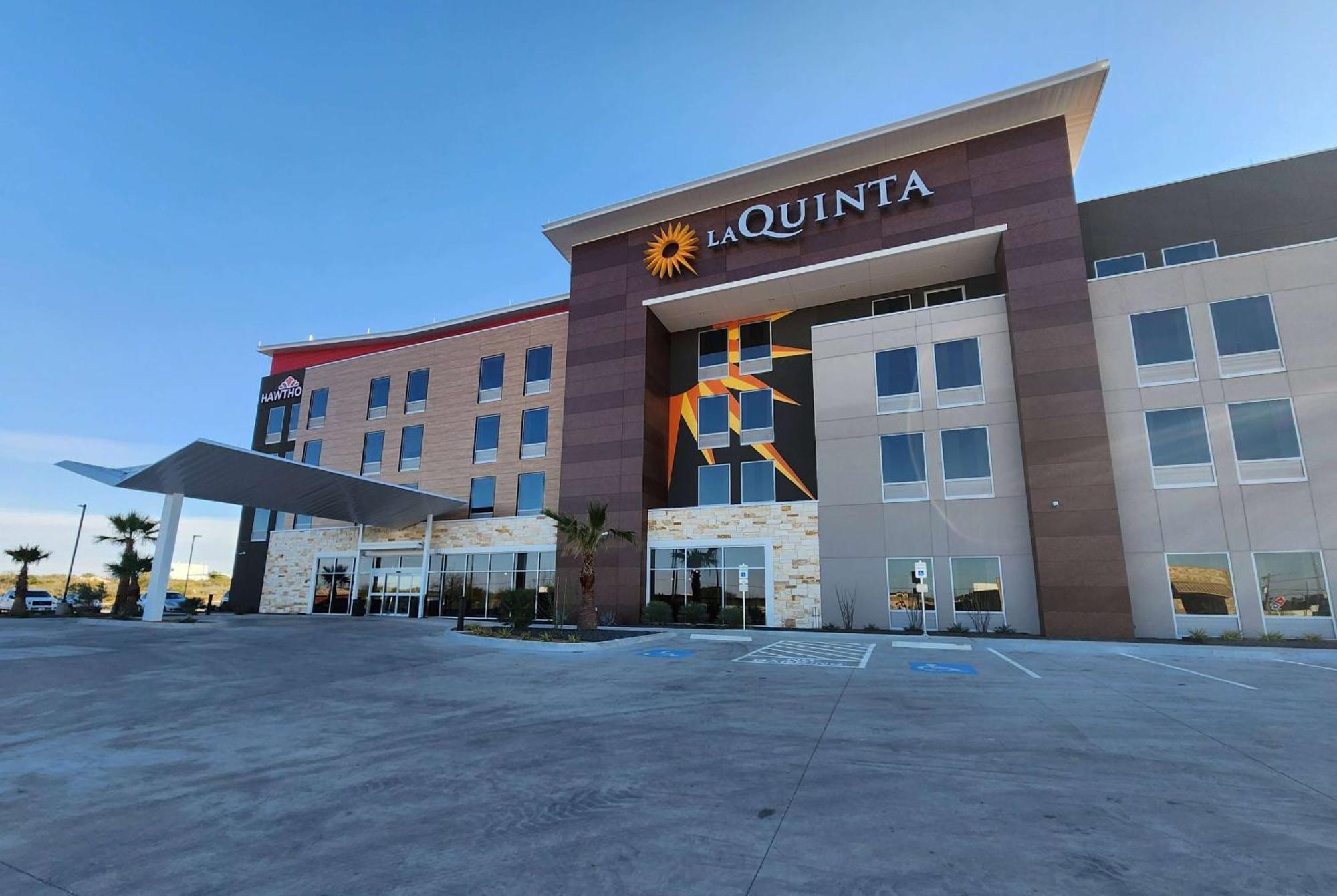 La Quinta Inn & Suites By Wyndham Del Rio Exterior photo